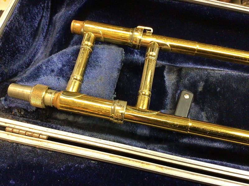 King 605 Trombone With New.Case #42434050. Insured shipping