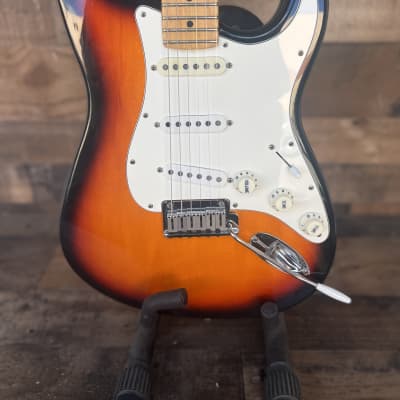 Fender Vintage Fender 1994 40th Anniversary American Stratocaster Solid Body Electric Guitar WITH FENDER CASE! for sale