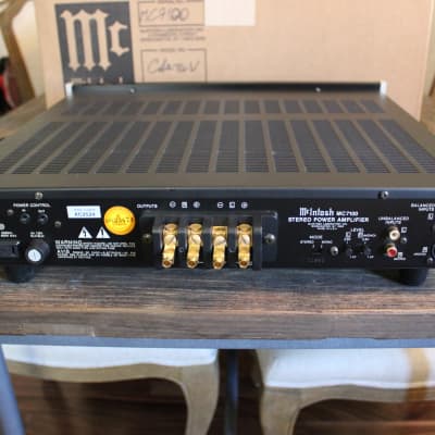 McIntosh MC7100 ステレオパワーアンプ McIntosh MC7100 - Compact Yet Powerful Stereo Amplifier