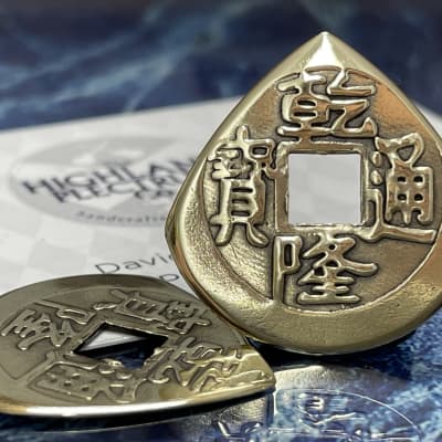 The Highland Plectrum Co Two (2) Brass Feng Shui Coin Plectrums….25% Discount, Normally £18.00 imagen 1