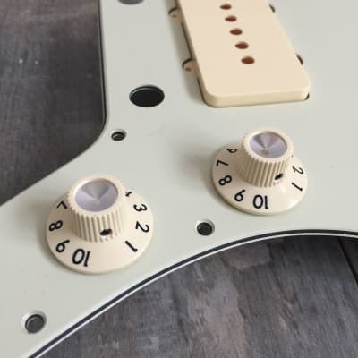 Fender 099-2086-000 Pure Vintage '65 Jazzmaster White Hat Knobs (2) | Reverb