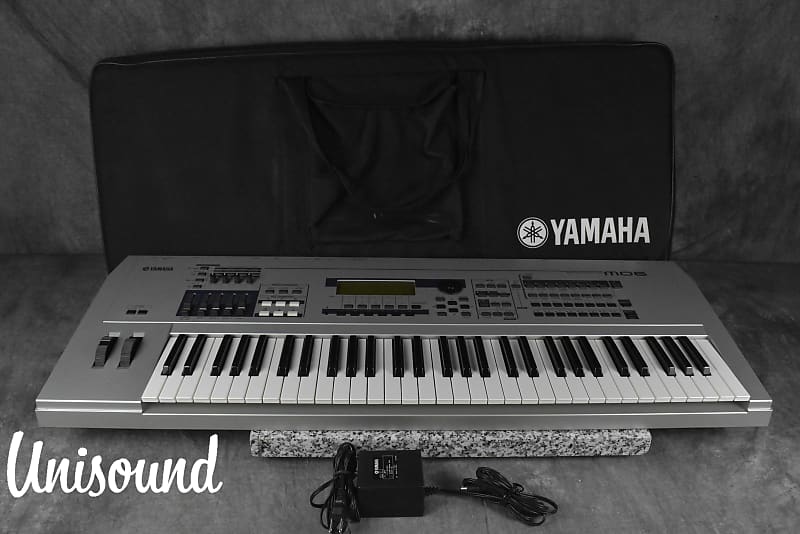 YAMAHA MO6 Music Production Synthesizer in Very Good Condition