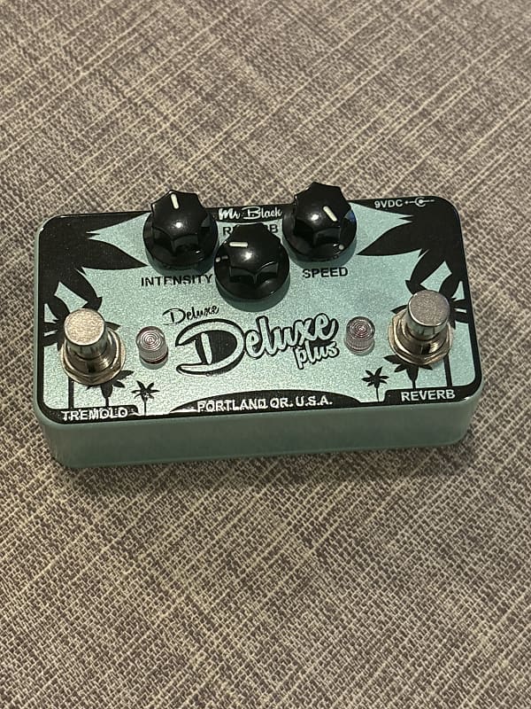 Deluxe DeluxePlus – Mr. Black