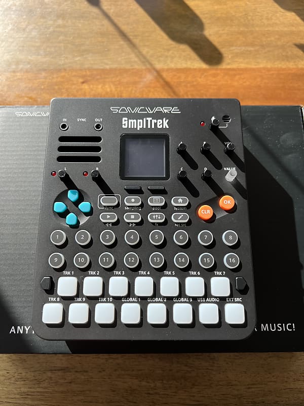 Sonicware SmplTrek Portable Production Sampler + 32gb SD card