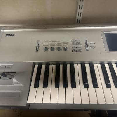 Korg Triton 61-Key 62-Voice Polyphonic Workstation 1999 - 2000 - Silver