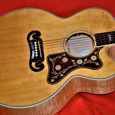 GIBSON SJ-200 EC CUTAWAY WITH PICKUP. ANTIQUE NATURAL