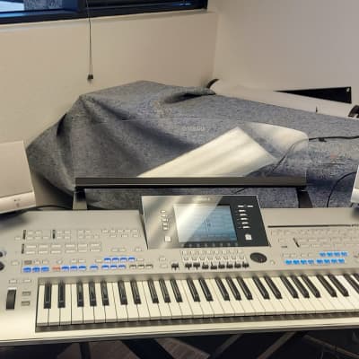 Yamaha Tyros4 61-Key Arranger Workstation Keyboard (KIT) 2010s - Silver COMPLETE WITH SPEAKERS