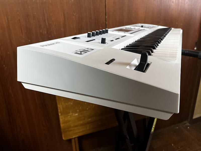 Roland FA-06-SC WH 61-key Music Workstation limited color WHITE w/ gig bag