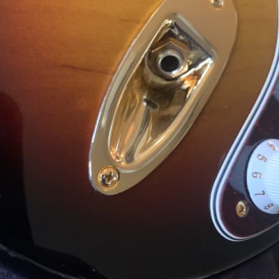 Fender Stratocaster Deluxe Players Loaded Body Vintage Noiseless Pickups 3 Tone Sunburst image 4