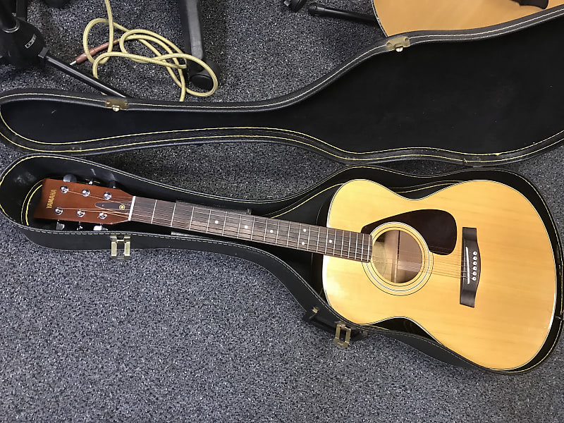 Yamaha FG-330 acoustic folk size guitar made in Taiwan 1977 in