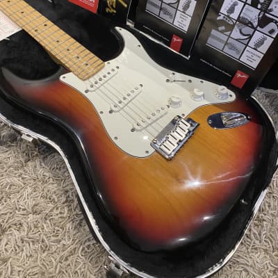 Fender American Series Stratocaster with Fender Case and Candy 2000 - Sunburst for sale