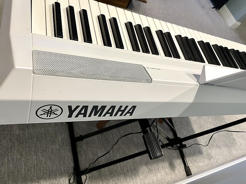 Yamaha P-105 Digital Piano 2010s White | Reverb