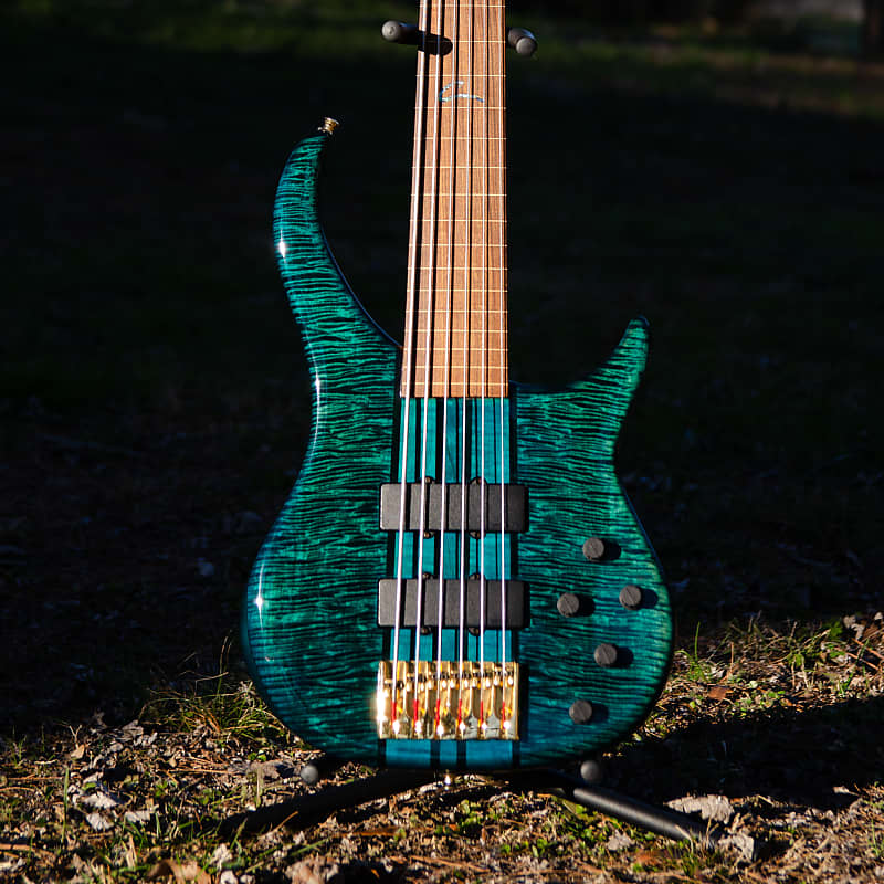 Peavey Cirrus USA Custom Bass – 6 String Fretless Neck-Through – Peacock  Blue (Green) Flame Maple Top