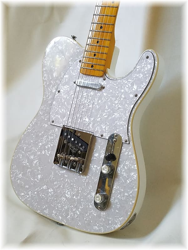 Dillion Tell-E  covered in White pearloid image 1