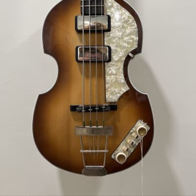 Hofner store fretless bass