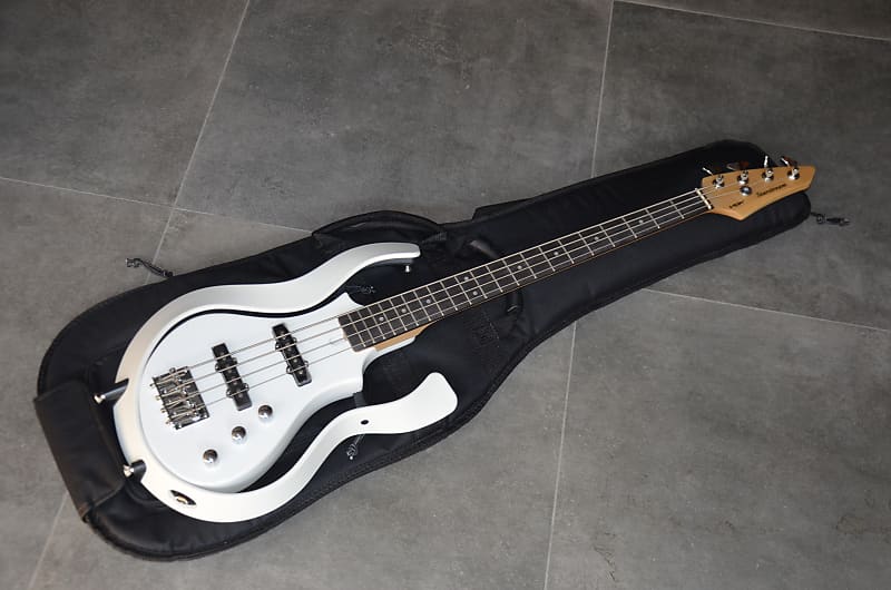 SUNDAY SPECIAL! VOX Starstream Bass white*fine medium scale instrument=perfect for the guitar player or for the bass lady! Comes with a  quality gigbag*very lightweight 2.9kg*rare model*brand new* image 1
