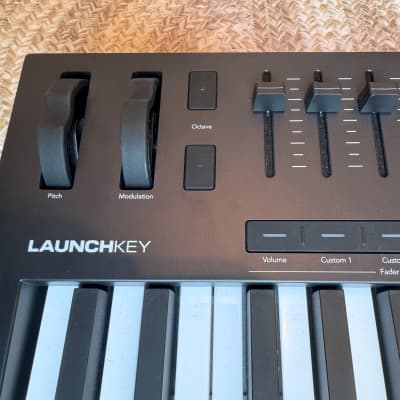 Novation Launchkey 49 MKIII MIDI Keyboard Controller 2020 - Present - Black image 4