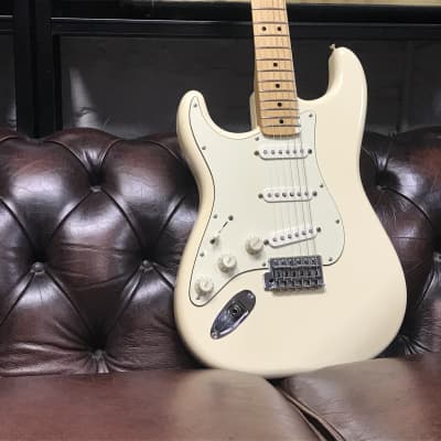 Fender Standard Stratocaster Left-Handed with Maple Fretboard Arctic White 2015 image 15