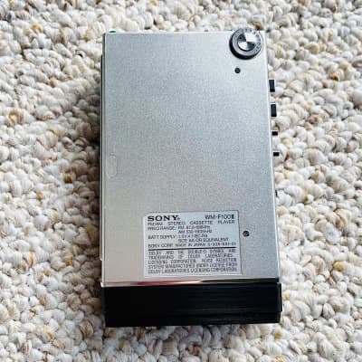 [RARE] Sony WM-F102 Walkman Cassette Player, Beautiful Silver ! Working ! image 3