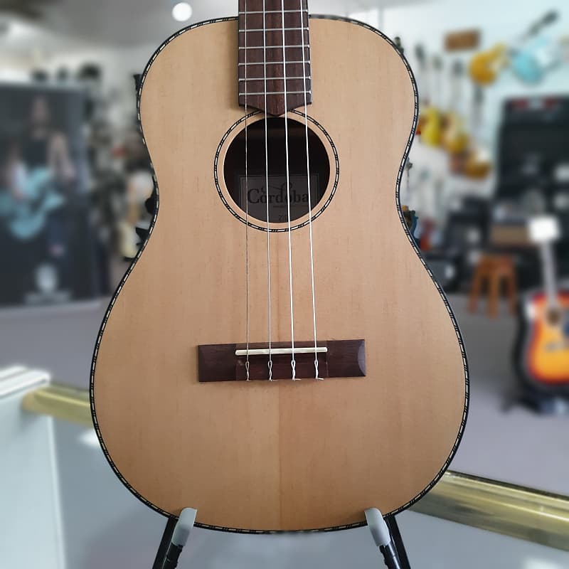 Cordoba 21b deals baritone ukulele