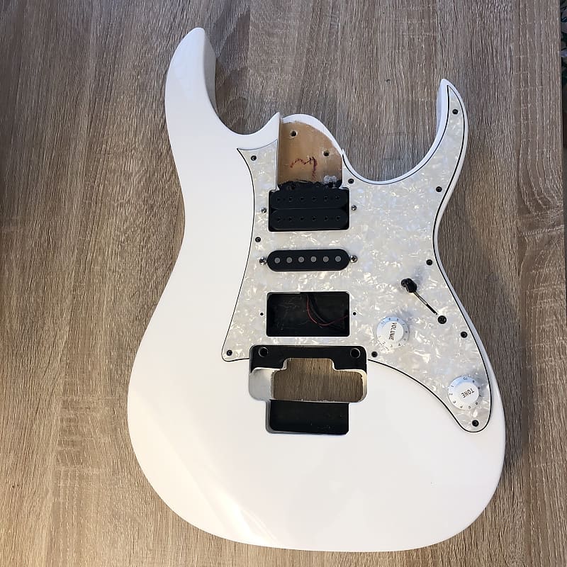 Ibanez RG350DXZ 2000s - White Body with Dimarzio Evolution Neck and Middle  Pickups