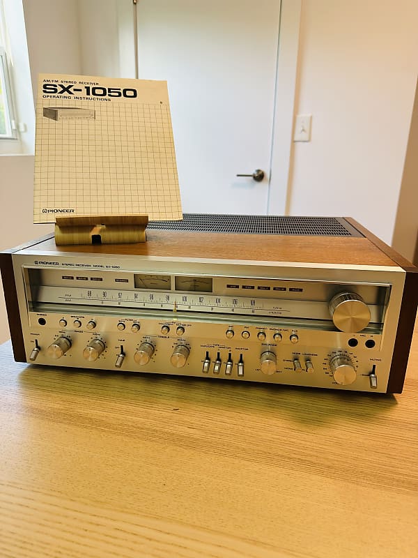 Pioneer SX-1050 120-Watt Stereo Solid-State Receiver 1976 - 1978 - Silver  			