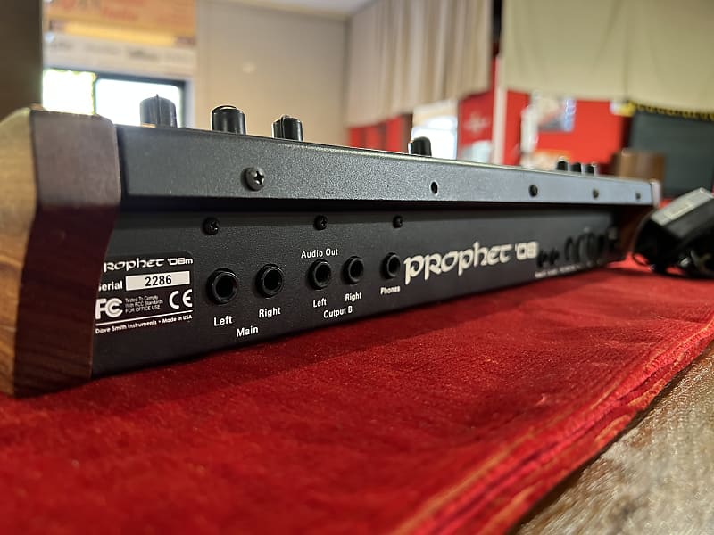 Dave Smith Instruments Prophet 08 PE Desktop 8-Voice Desktop Dave Smith Instruments Prophet 08 PE Desktop 8-Voice Desktop