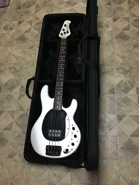 Sterling Ray34CA ブラック（ギグバッグ付） Sterling by Musicman RAY34CA(BK/M) 52%OFF! | ワタナベ楽器店
