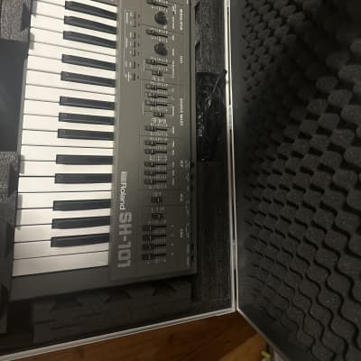 Roland SH-101 W/ hard case
