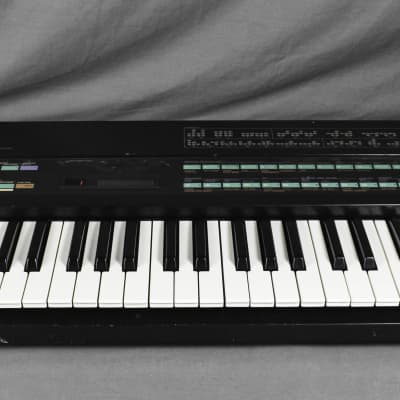 YAMAHA DX7 Digital Programmable Algorithm Synthesizer in Very Good Condition