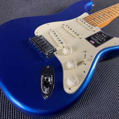Fender American Ultra Stratocaster, Maple Fingerboard- Cobra Blue (US21021721) image 3