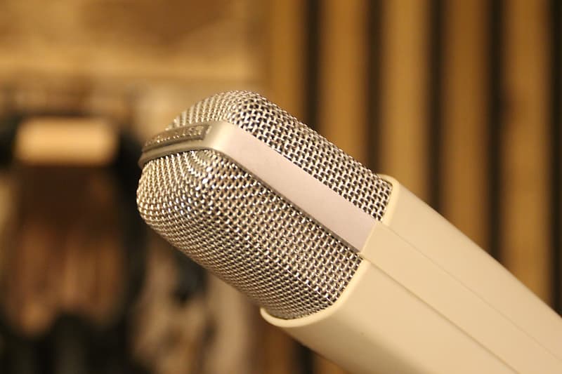 Sennheiser MD 421-2 Cardioid Dynamic Microphone | Reverb