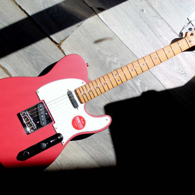 SQUIER Limited Edition Classic Vibe '60s Custom Telecaster, Maple Fingerboard, Parchment Pickguard, Satin Dakota Red, 3, 72 KG image 1