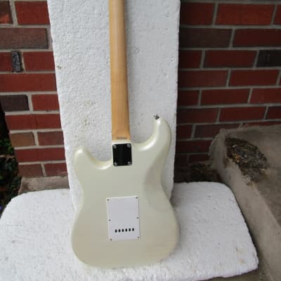 Lotus Strat Style Guitar, 1980's, Korea, White Pearl Finish, Green Sparkle Guard. Very Cool Bild 8