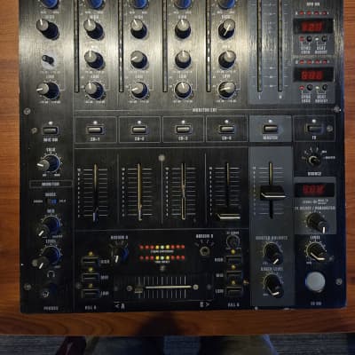 Behringer Pro Mixer DJX750 4-Channel DJ Mixer with Effects and BPM Counter
