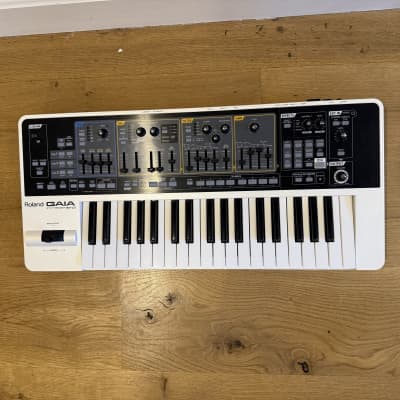 Roland Gaia SH-01 + original case