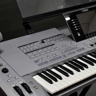 Yamaha Tyros 5 76-Key Arranger Workstation Keyboard 2010s - Silver