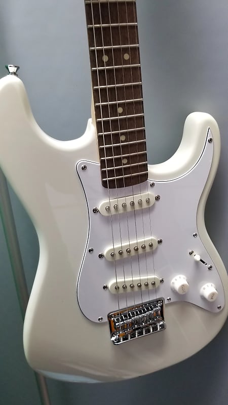 Squier【Stratocaster エレキギター クリーム】 Squier by Fender SONIC STRATOCASTER Maple Fingerboard White