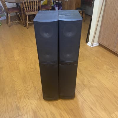 Tower speakers best sale on hardwood floor