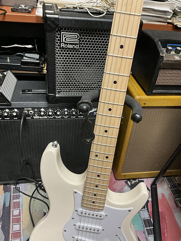 Behringer IAXE 624 CENTARI USB Guitar in white solid body