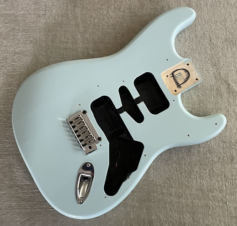 Squier Deluxe Stratocaster ダフネブルー ノイズレス Squier Deluxe Stratocaster DNB ダフネブルー《エレキギター