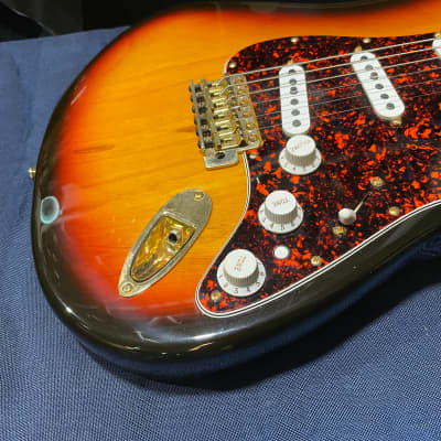 Fender Deluxe Series Stratocaster Guitar MIM 2002 - Sunburst image 6
