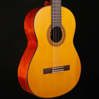 Yamaha CG162S Classical Guitar, Spruce Top image 2