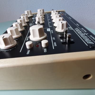 Vermona Mono Lancet - Black with wooden side panels and dust cover image 4