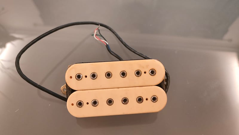 DiMarzio Super Distortion 1970s - 13.71 Double Cream Bobbins