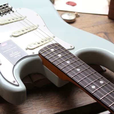 FENDER "American Vintage II 1965 Stratocaster, Round-Lam Rosewood Fingerboard, Sonic Blue" HARDCASE, 3, 69 KG image 6