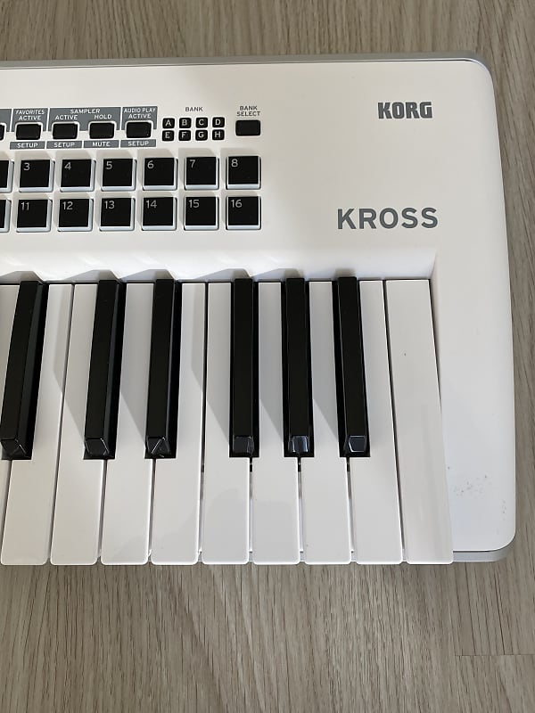Korg KROSS 2 61-MB 61-Key Synthesizer Workstation Pure White