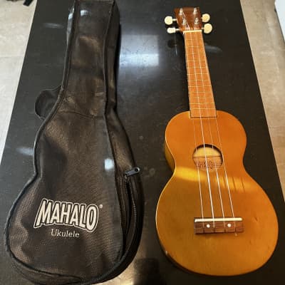 Guitare Classique MAHALO Soprano Avec House - Rouge