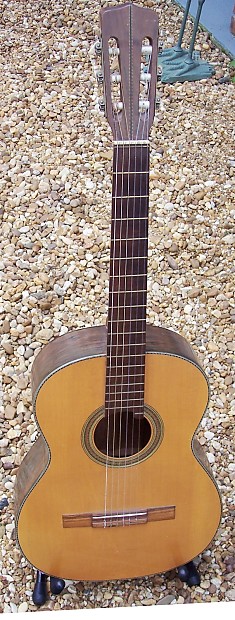 Del vecchio deals classical guitar