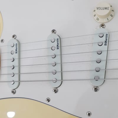 Fender Yngwie Malmsteen Artist Series Signature Stratocaster with Maple Fretboard 2007 - Present - Vintage White image 14